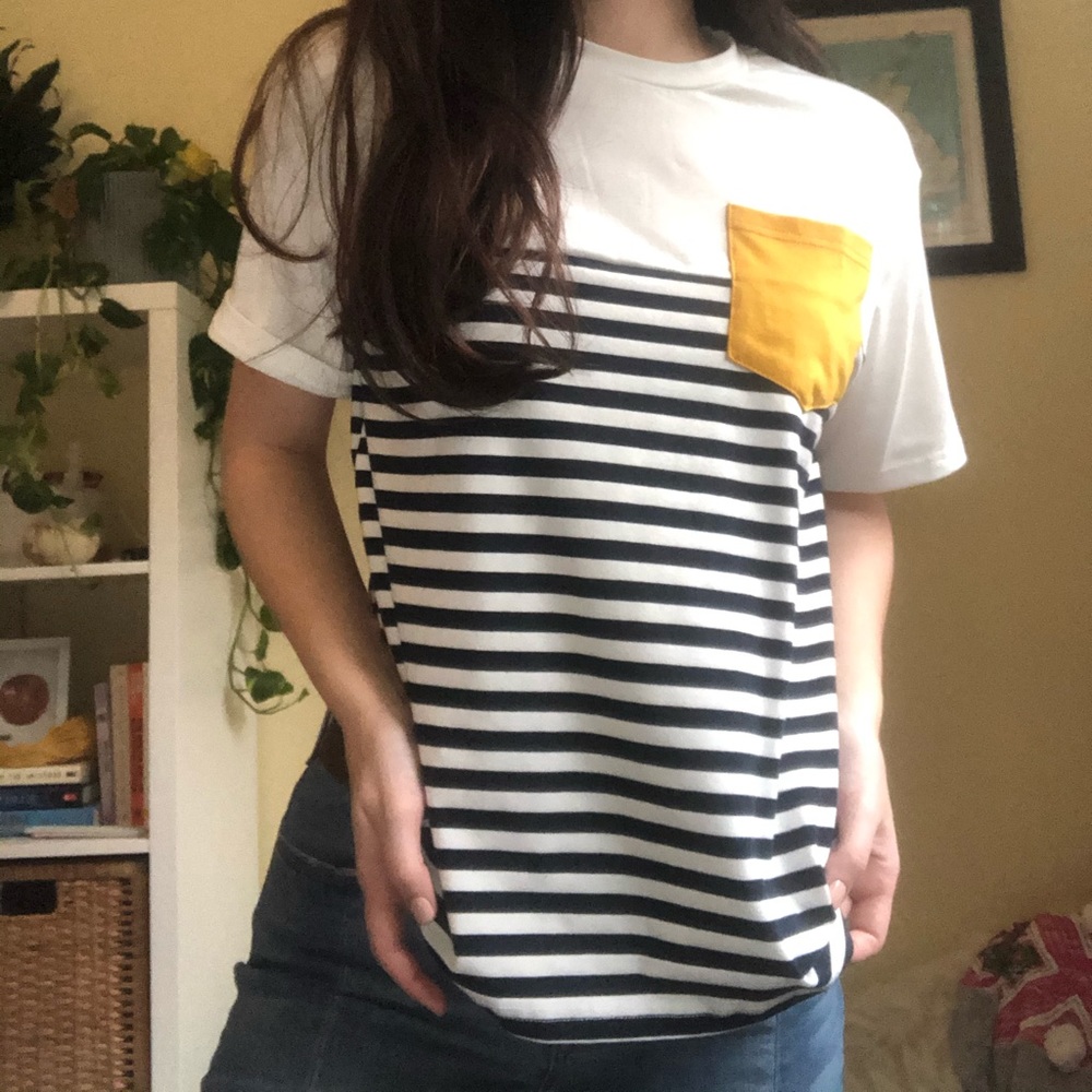 boxy striped tee w/ yellow pocket accent 💫